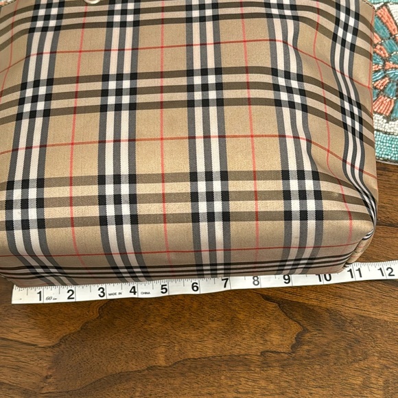 Burberry tote bag ๐ผ and cosmetic pouch ๐ in good condition beautiful clean. - Picture 6 of 16